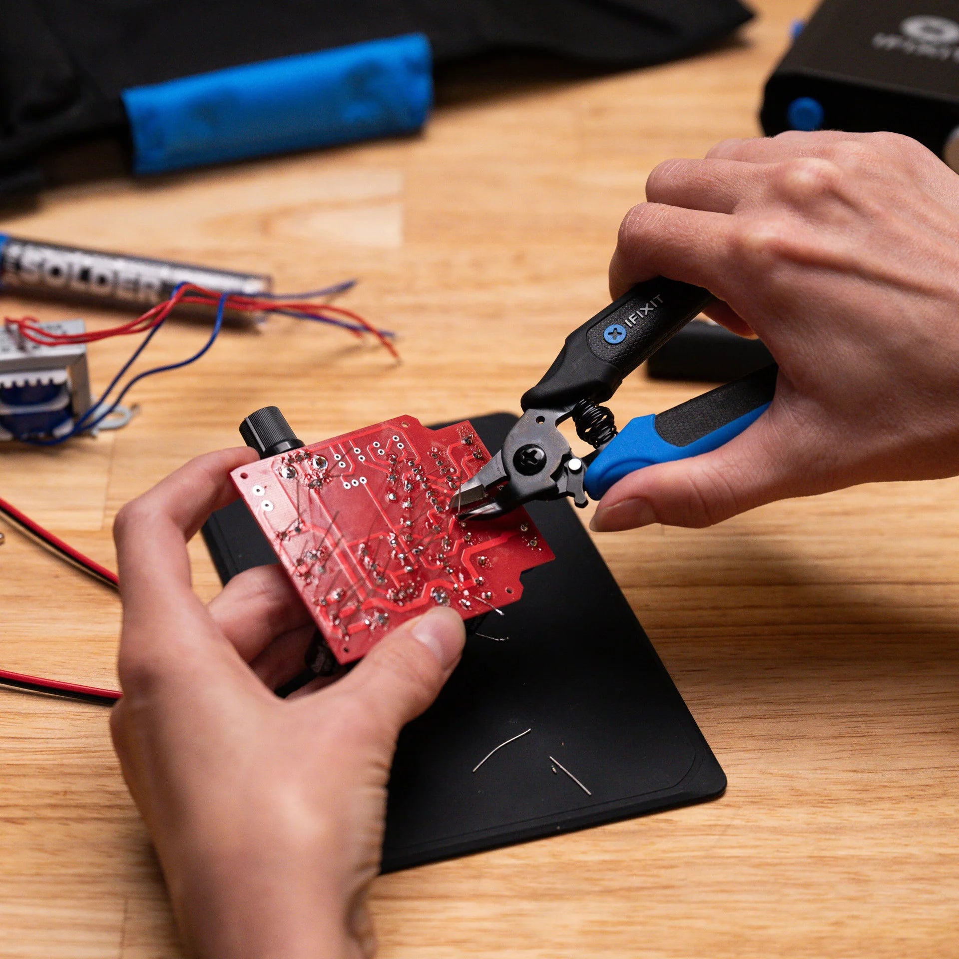 Flush Cutters With Locking Mandible - IFIXIT -