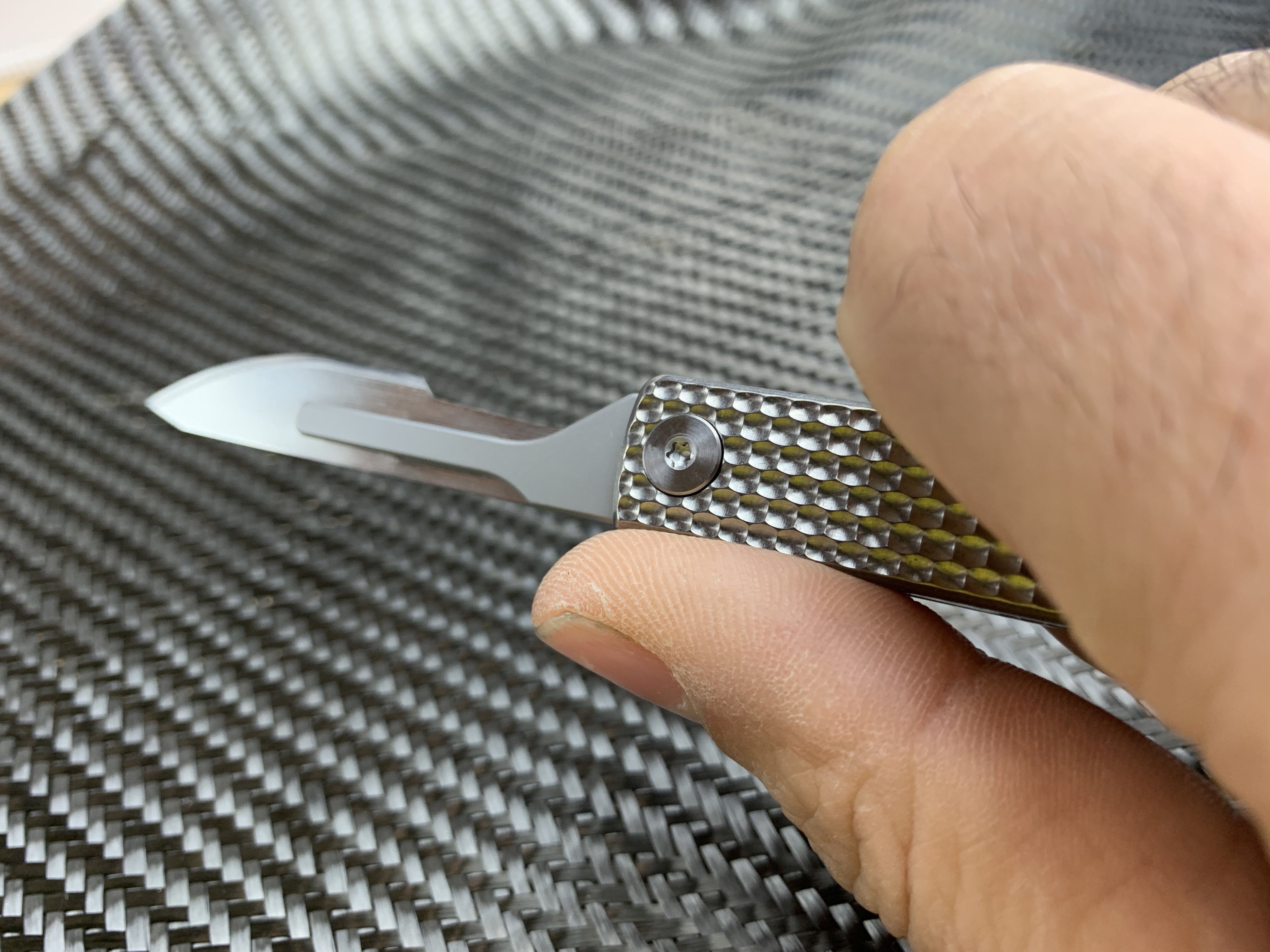 FOSHIO Knutselmes, scalpelset, mini-titanium scalpelmes met softgrip inbegrepen, met 10 titanium reservemesjes met, Carving Craft mes, cuttermes (geel FOSHIO Knutselmes, scalpelset, mini-titanium scalpelmes met softgrip inbegrepen, met 10 titanium reservemesjes met, Carving Craft mes, cuttermes (geel